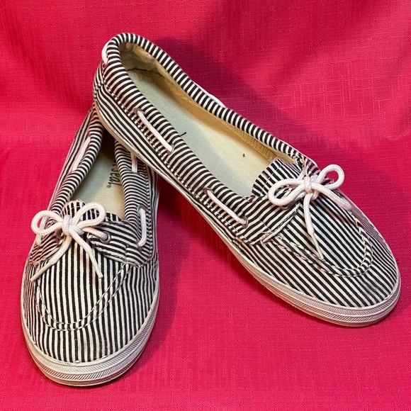 WET SEAL DOCKSIDES SIZE 10 - Picture 2 of 13